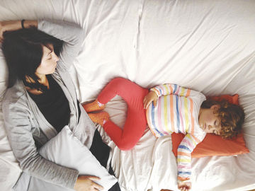 مشکلات خوابیدن کودک در تخت والدین !