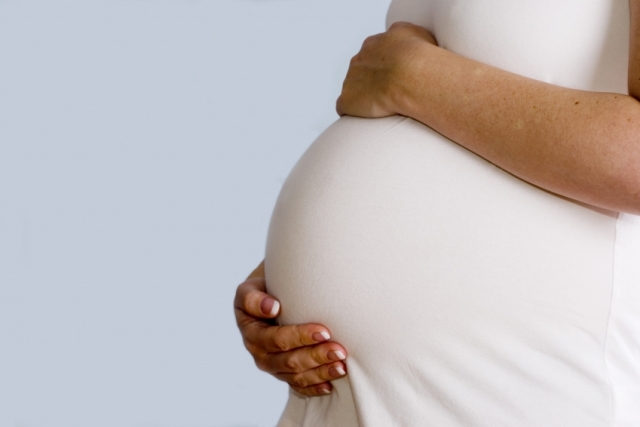 چگونه از ایجاد ترک های پوستی در دوران حاملگی جلوگیری کنیم و یا آنها را کاهش دهیم ؟